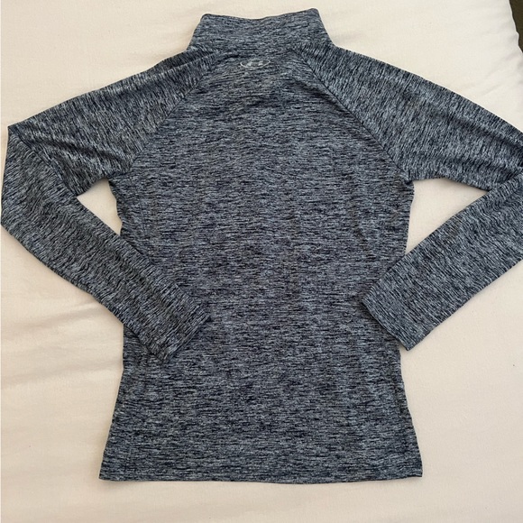 Under Armour half zip work out top, black/white. Size M - Picture 6 of 8